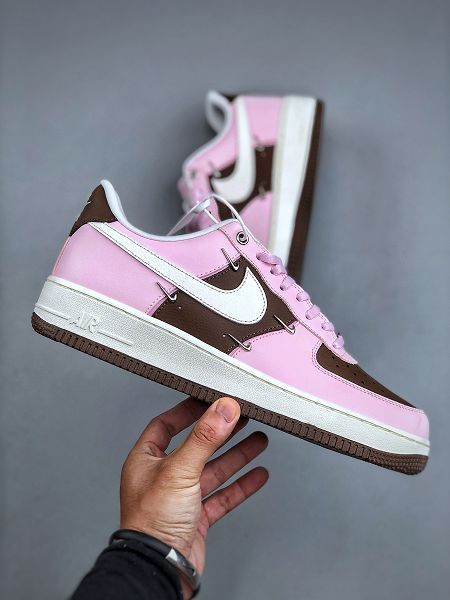 Nike AIR FORCE 1 '07 LX 2025新款男女生粉棕四小勾 空軍一號低幫休閒板鞋