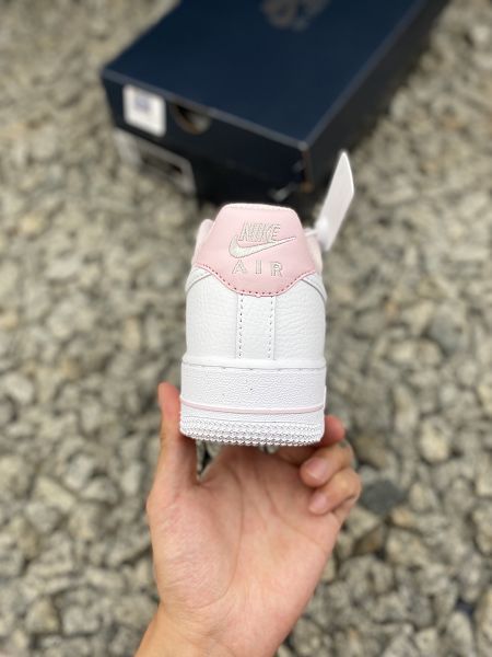 Nike Air Force 1 Mid 07 2025新款女生白粉色休閒鞋