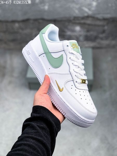 Nike Air Force 1 Low 2021新款 空軍一號情侶款休閒板鞋 帶半碼