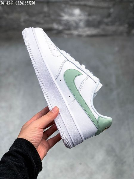 Nike Air Force 1 Low 2021新款 空軍一號情侶款休閒板鞋 帶半碼