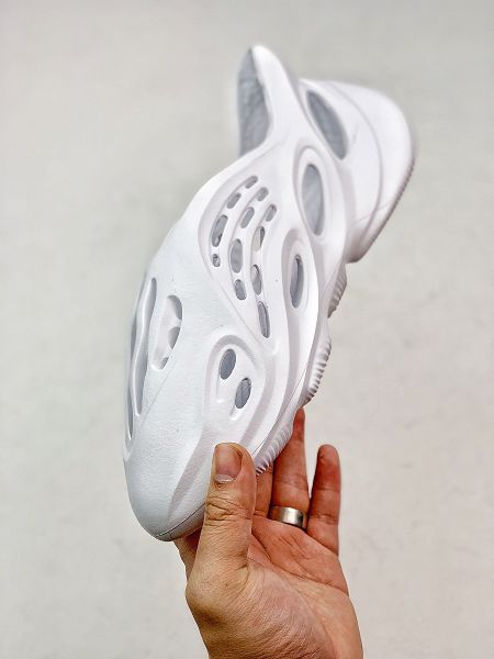 Adidas Yeezy Foam Runner 2020新款 情侶款透氣洞洞鞋